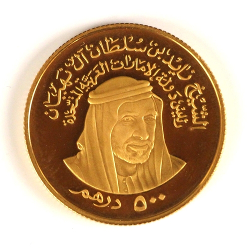 110 - A 1971 - 1976 fifth anniversary United Arab Emirates gold proof coin, 20gms, within screw close plas... 