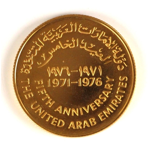 110 - A 1971 - 1976 fifth anniversary United Arab Emirates gold proof coin, 20gms, within screw close plas... 