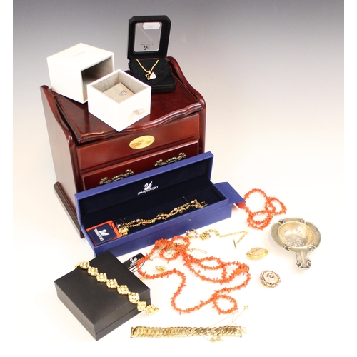 262 - A selection of costume jewellery, including a strand of coral coloured beads, an opal doublet tie pi... 