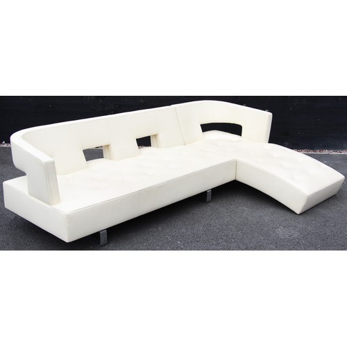 634 - A contemporary Italian cream leather corner sofa by Formenti, late 20th century, of 'L' shape with a... 