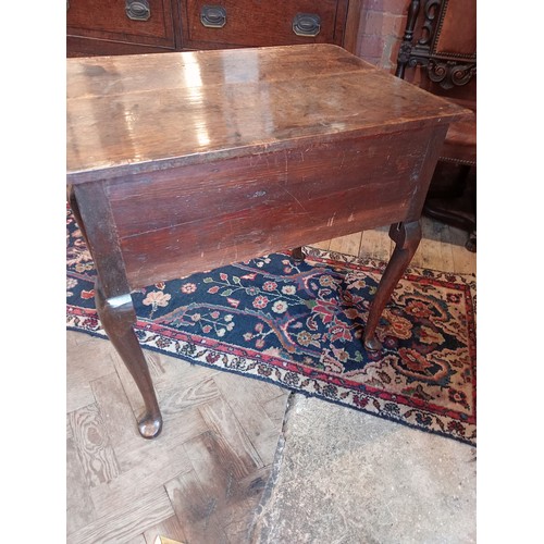 1027 - A George III oak and mahogany crossbanded low boy, the rectangular moulded plank top with rounded fr... 