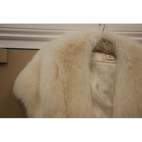 418 - A ladies Arctic Fox formal stole, late 20th century, shoulder drop 77cm