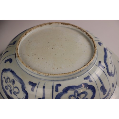 786 - A Chinese Kraak porcelain blue and white bowl, Wanli Period (1572–1620), the bowl of circular form i... 