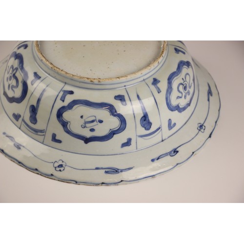 786 - A Chinese Kraak porcelain blue and white bowl, Wanli Period (1572–1620), the bowl of circular form i... 