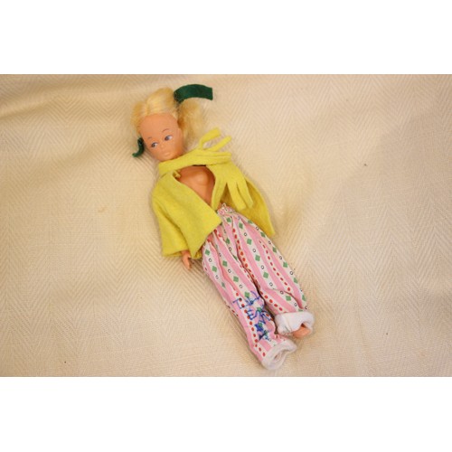 400 - A vintage Barbie doll vinyl case, circa 1960s, with garments and associated doll, the case measuring... 