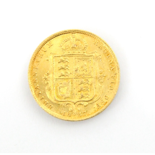 105 - A Victorian half sovereign, dated 1887, with shield back detail to reverse, 4gms