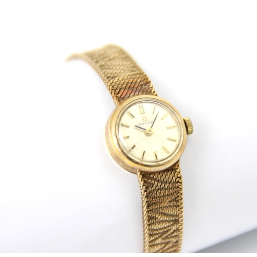 118 - An Omega 9ct yellow gold ladies wristwatch, the circular cream dial with baton markers set to plain ... 