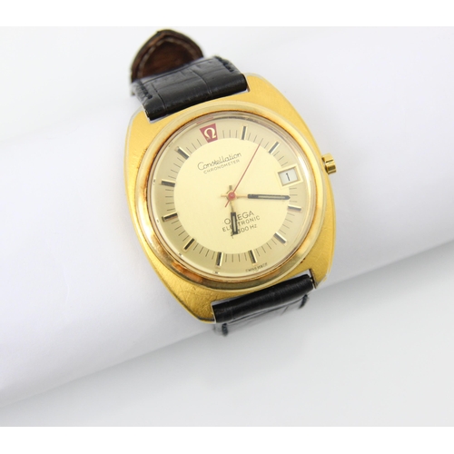 124 - An gold plated Omega Constellation chronometer wristwatch, the two toned dial with baton markers and... 