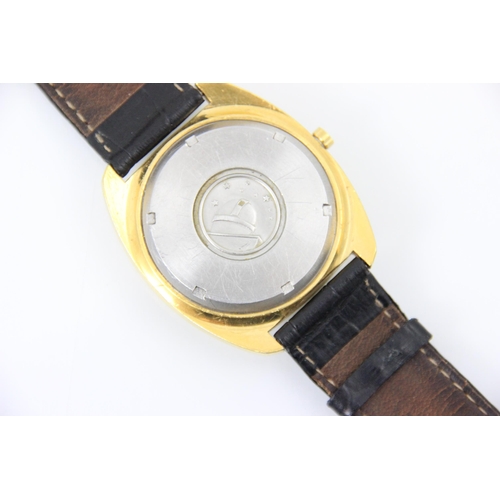 124 - An gold plated Omega Constellation chronometer wristwatch, the two toned dial with baton markers and... 