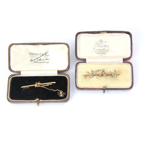 140 - A 9ct yellow gold bar brooch, the plain bar with applied fly detail suspending an attached spider wi... 