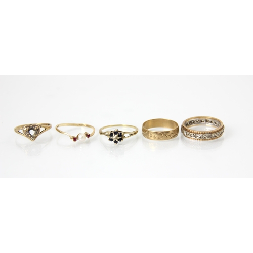 154 - A selection of five rings, including a 9ct yellow gold band ring, with engraved continuous detail, r... 