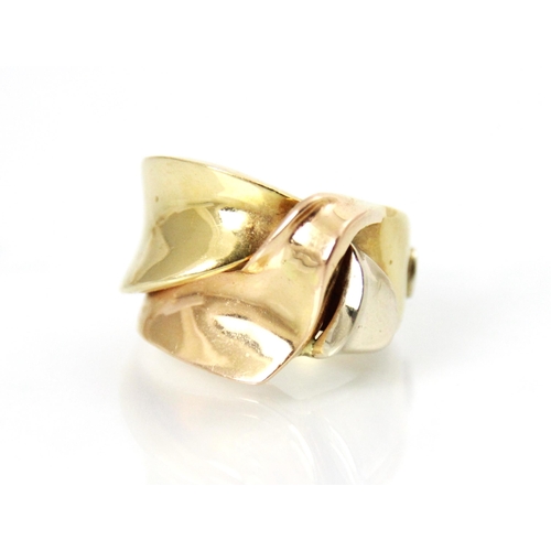 171 - A yellow metal dress ring, the stylised ribbon detailed ring with wide plain polished band, ring siz... 