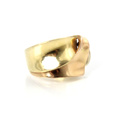 171 - A yellow metal dress ring, the stylised ribbon detailed ring with wide plain polished band, ring siz... 