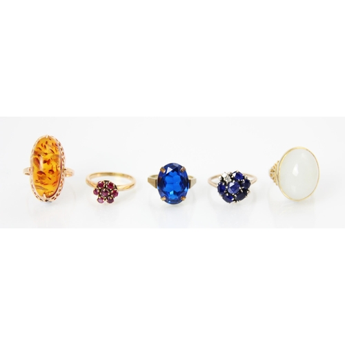 196 - A group of five dress rings, including a large cabochon amber coloured example with openwork 14ct ye... 