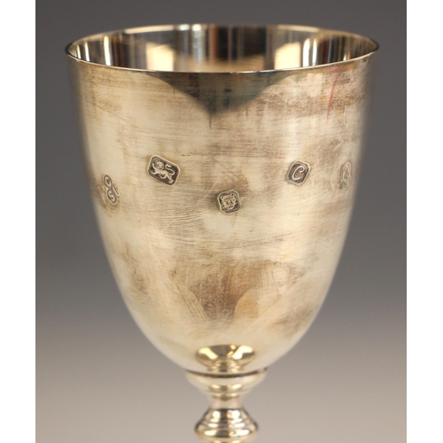 75 - An Elizabeth II commemorative silver chalice, Courtman Silver Ltd, London 1977, of typical form with... 