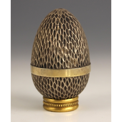 77 - A Stuart Devlin silver gilt surprise-egg, London 1976, No. 188, the textured egg opening to reveal g... 