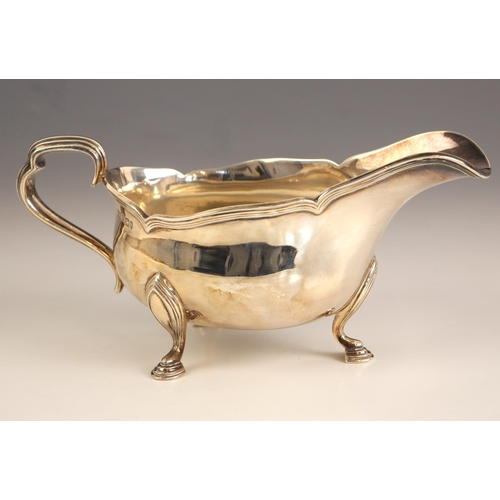 79 - An Edwardian silver sauce boat, Atkin Brothers, Sheffield 1901, with reeded handle and rims, raised ... 