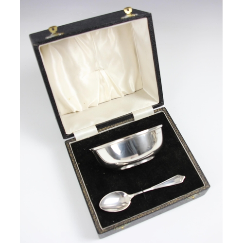 85 - A cased silver porringer and spoon, W I Broadway & Co, Birmingham 1974, spoon hallmarked for 1973, w... 