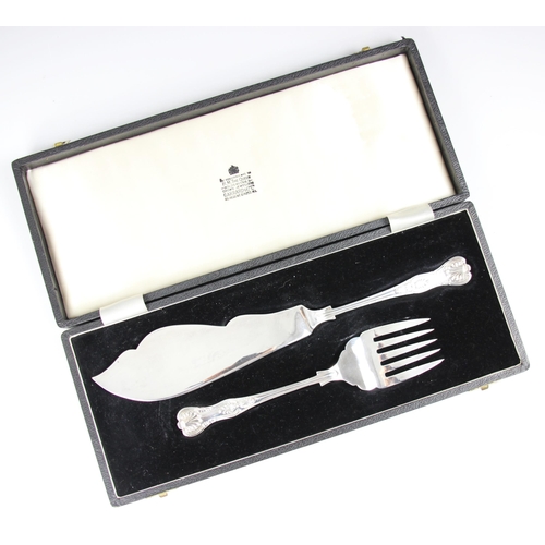 92 - A Garrard & Co cased silver plated Kings pattern fish slice and fork, stamped to reverse 'Garrard & ... 