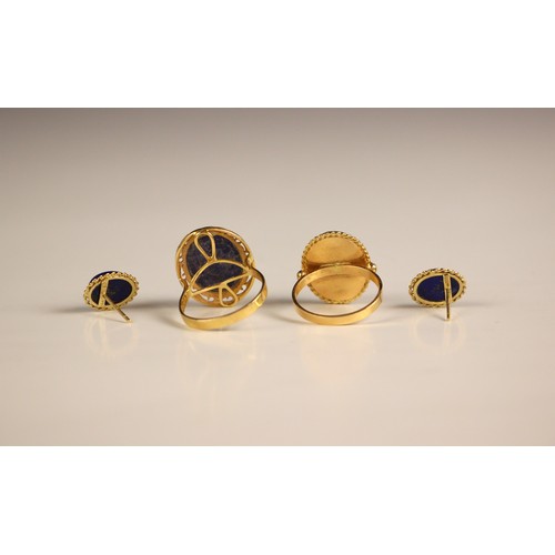 191 - A suite of lapis lazuli coloured jewellery, including two cabochon dress rings within yellow metal m... 