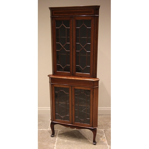 1039 - An Edwardian mahogany and satinwood banded freestanding corner display cabinet, the moulded and simu... 