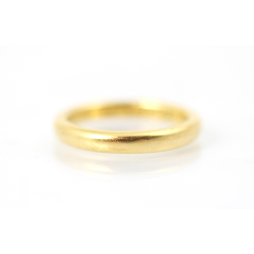 252 - A 22ct yellow gold wedding band, stamped 'ACCo' London 1948, ring size J, 5gms