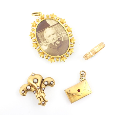 275 - A selection of yellow metal and gold coloured jewellery, including a yellow metal ring with engraved... 