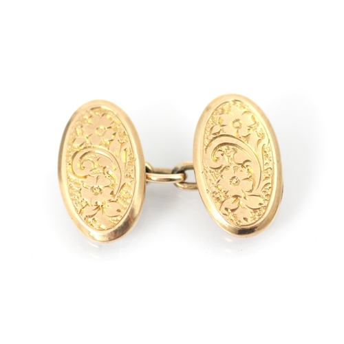 276 - A set of 9ct yellow gold dress studs, the circular studs with floral engraved decoration, 1.7cm diam... 