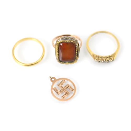 326 - A selection of jewellery, including a yellow gold 22ct wedding band, stamped London 1940, ring size ... 