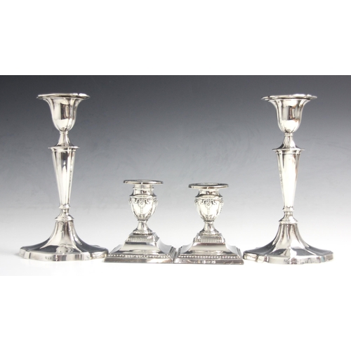 47 - A pair of Edwardian silver candlesticks, Hawksworth, Eyre & Co Ltd, Sheffield 1902, the urn shaped s... 