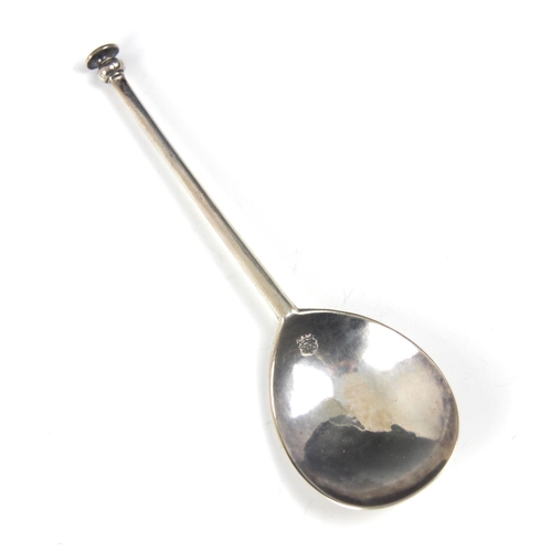 60 - A Elizabeth I seal top silver spoon, London 1586, the fig shaped with stem leading to shaped termina... 