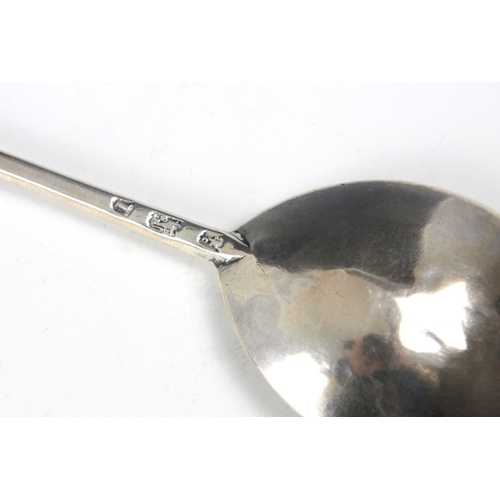 60 - A Elizabeth I seal top silver spoon, London 1586, the fig shaped with stem leading to shaped termina... 