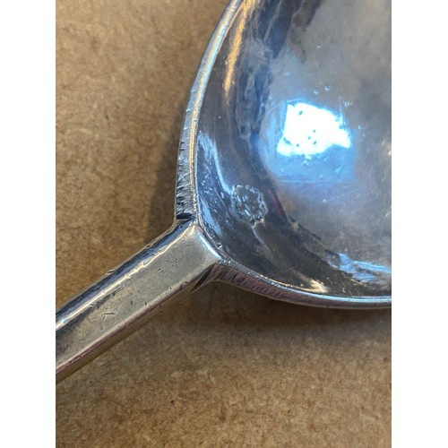 64 - A James I silver spoon, London 1605, the fig shaped bowl with initial 'MD' to reverse, leading to pl... 