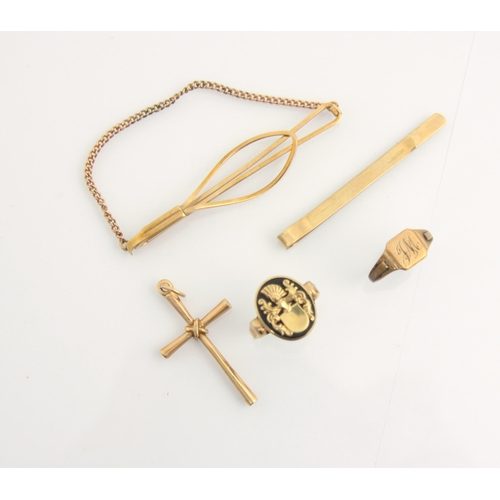 109 - A selection of yellow metal jewellery, including a 9ct yellow gold signet ring, with engraved initia... 
