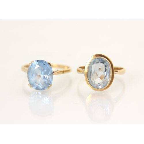 134 - A 9ct yellow gold blue paste ring, the oval cut blue stone within a rub over yellow gold mount with ... 
