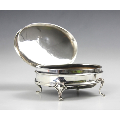 15 - A George V silver jewellery box, Lee and Wigfull, Sheffield 1918, the shaped rim with domed hinged c... 
