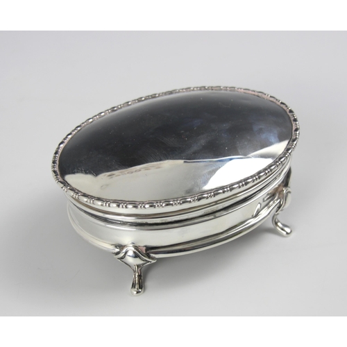 15 - A George V silver jewellery box, Lee and Wigfull, Sheffield 1918, the shaped rim with domed hinged c... 