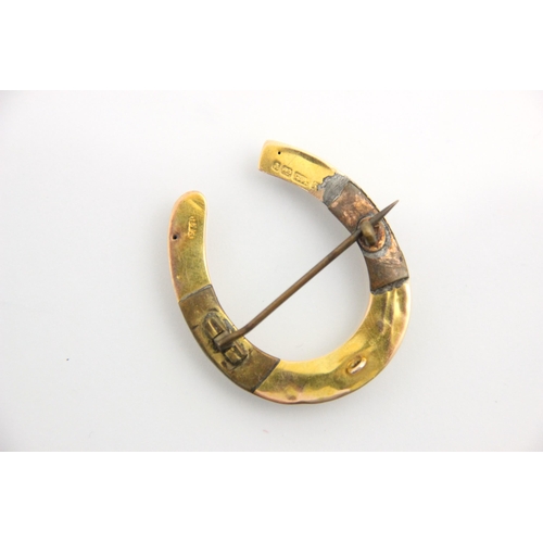 150 - A Victorian 15ct yellow gold brooch, the hollow horse shoe brooch with hinge pin to reverse, stamped... 