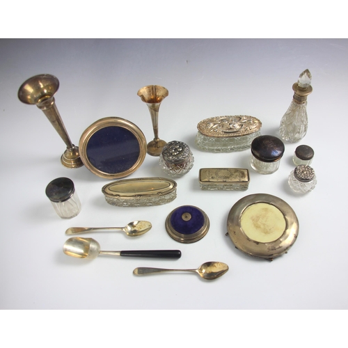 25 - A selection of silver and silver mounted pieces, including a set of three silver coloured teaspoons,... 