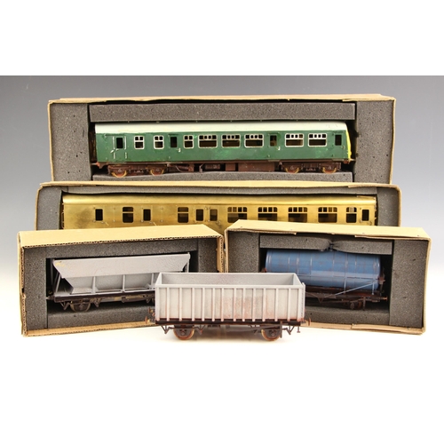 476 - Four pieces of 'O' gauge model railway rolling stock in unpainted brass finish, possibly Bachmann Br... 