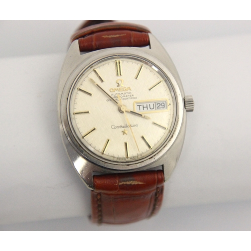 67 - A gentleman's Omega Constellation automatic wristwatch, the circular textured silver dial with gold ... 