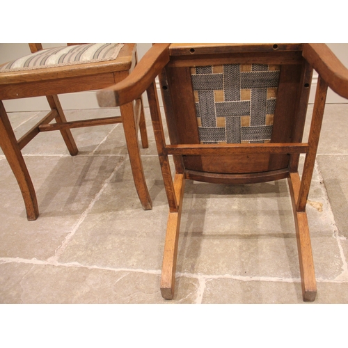 828 - A pair of Glasgow school style Arts & Crafts honey oak dining chairs, early 20th century, each chair... 