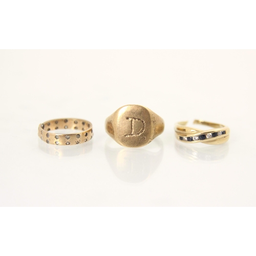 95 - A selection of three yellow metal and gold coloured rings, including a 9ct yellow gold signet ring, ... 