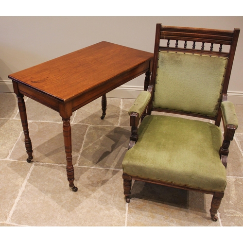 840 - An Edwardian walnut side/occasional table, the rectangular top upon ring turned and incised legs ext... 