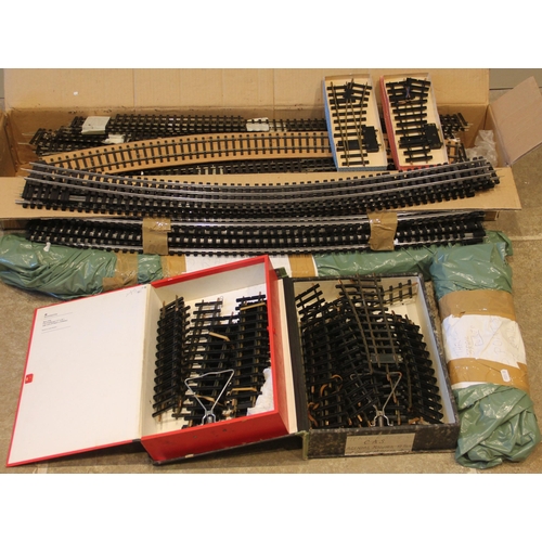 477 - A quantity of Peco Streamline 'O' gauge model railway track, to include straights and curves, with t... 