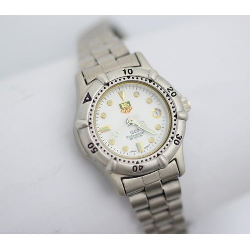 121 - A Tag Heuer ladies wristwatch, the circular white dial with dot markers and date aperture to 3 o’clo... 