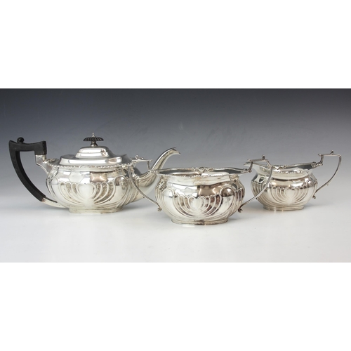 100 - An Edwardian silver tea service, Goldsmiths and Silversmiths Co, London 1904, comprising tea pot, su... 