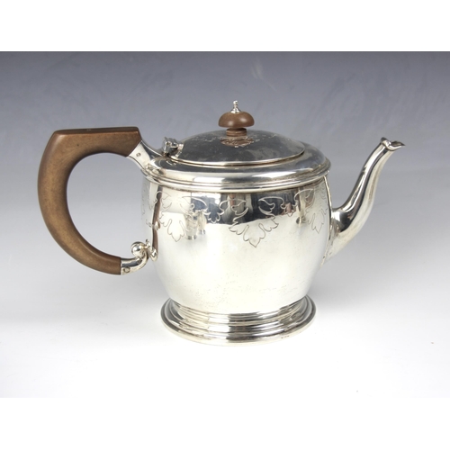 18 - A George V silver four piece tea service, Wakely and Wheeler, London 1930, comprising hot water jug,... 