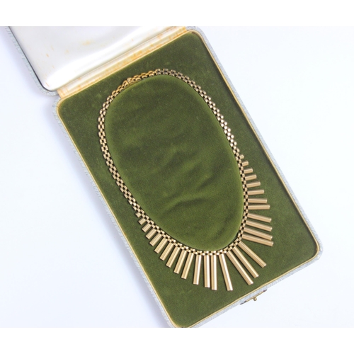 211 - A 9ct yellow gold fringe necklace, the graduated fringe upon gate link chain, with box and tongue fa... 