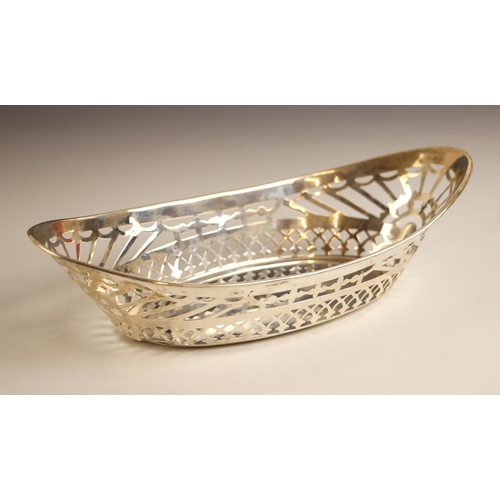 86 - An Edwardian silver basket, Barker Brothers, Chester 1907, the basket of navette form with openwork ... 